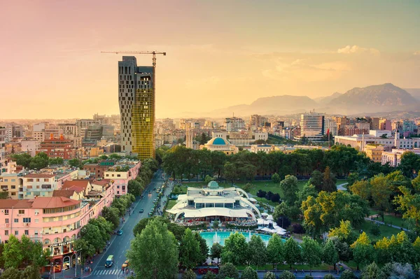 Vista real do centro da cidade de Tirana ao pôr do sol . — Fotografia de Stock