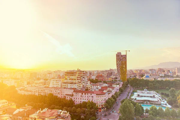 Vista real do centro da cidade de Tirana ao pôr do sol . — Fotografia de Stock