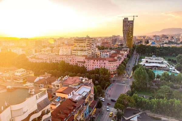 Areal utsikt över Tirana centrum vid solnedgången. — Stockfoto