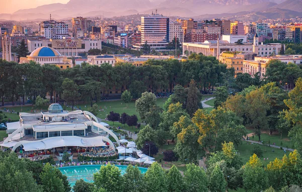 Vista real do centro da cidade de Tirana ao pôr do sol . — Fotografia de Stock