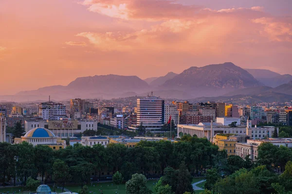 Areal utsikt över Tirana centrum vid solnedgången. — Stockfoto