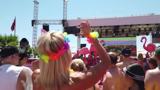 Wanita muda di festival musik luar ruangan mengambil gambar menggunakan ponsel — Stok Video