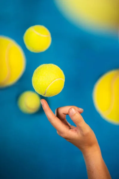 Voando bolas de tênis no fundo azul — Fotografia de Stock