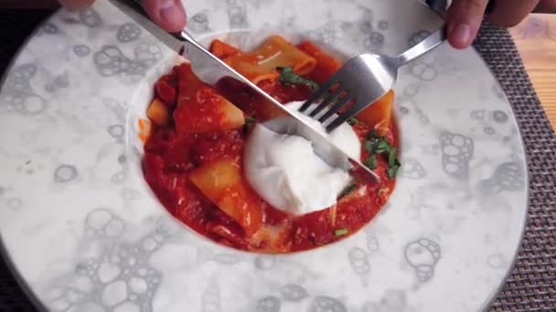 Gros plan de spaghettis de pâtes italiennes avec du fromage burrata dans une assiette blanche — Video