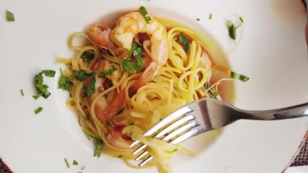 Linguini met garnalen en peterselie — Stockvideo