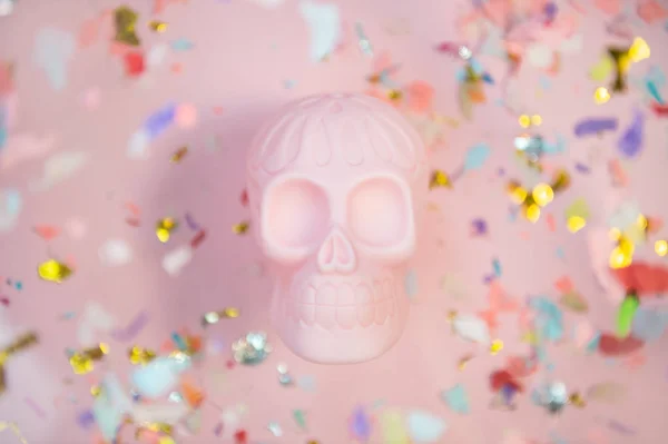 Halloween menselijke roze schedel op pastel achtergrond met vrije ruimte voor tekst. — Stockfoto