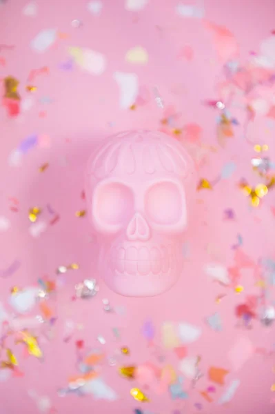 Halloween lidská růžová lebka na pastelovém pozadí s volným místem pro text. — Stock fotografie