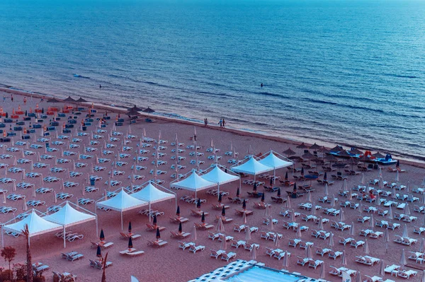Вид с воздуха на пляж Дуррес, Албания, полный зонтов и людей в летнее время . — стоковое фото