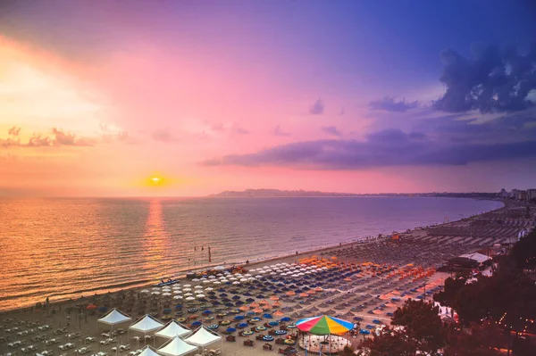 Вид с воздуха на песчаный пляж, полный зонтов и людей в летний сезон . — стоковое фото