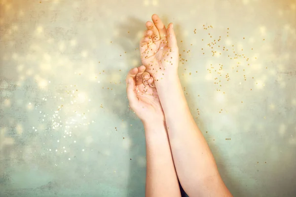 Vista superior mujeres manos cubiertas de estrellas doradas confeti. Concepto de celebración de Navidad — Foto de Stock