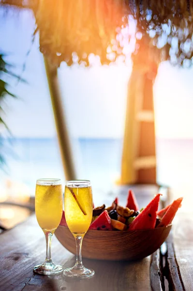 Освежающие апельсиновые коктейли Mimosa с шампанским — стоковое фото