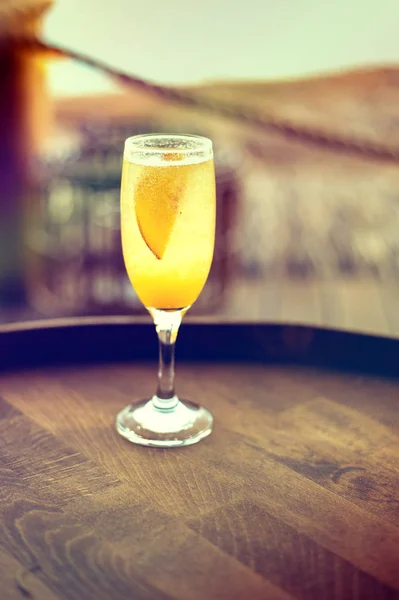 Erfrischender orangefarbener Mimosen-Cocktail mit Champagner — Stockfoto