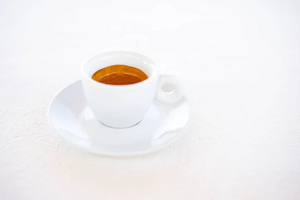 Kopp espresso kaffe över vit bakgrund — Stockfoto
