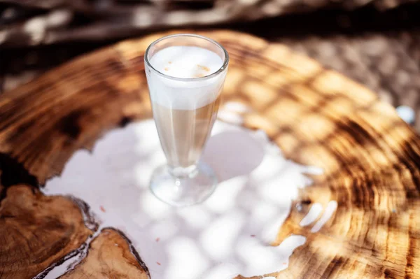 Koffie café latte macchiato buiten op een rustieke houten tafel — Stockfoto