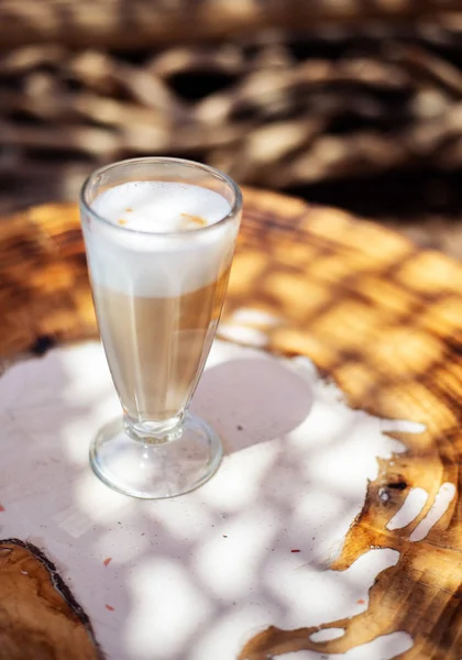 Kaffe café latte macchiato utomhus på ett rustikt träbord — Stockfoto