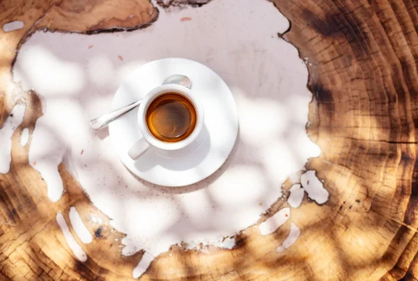 Top view en kopp espresso kaffe på träbord bakgrund — Stockfoto