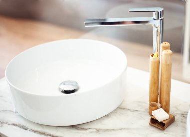 Banyodaki rafta bambu diş fırçaları. Sıfır atık, eko, gezegeni kurtar