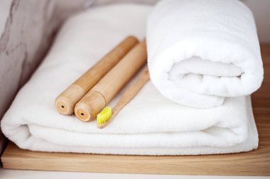 Banyodaki rafta bambu diş fırçaları. Sıfır atık, eko, gezegeni kurtar