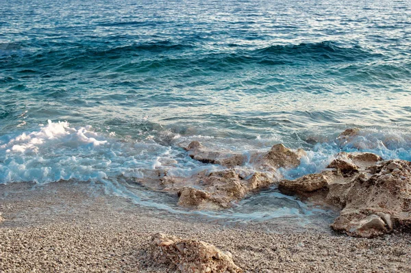 Rocky Beach i krystalicznie turkusowa woda Morza Jońskiego w Albanii. Spokojny i relaksujący widok — Zdjęcie stockowe