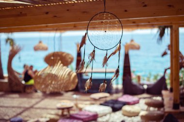 Boho tarzında Vintage dekorasyon. Dinlenme bölgesi, rahatlama. Plaj bar iç