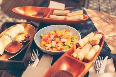 Masanın üzerinde lezzetli meyve salatası.