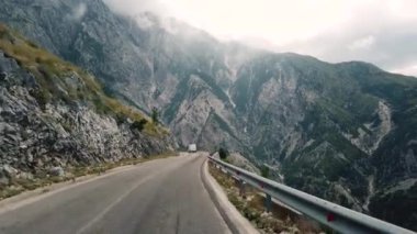 Llogara Arnavutluk'ta ulusal yoldan geçti