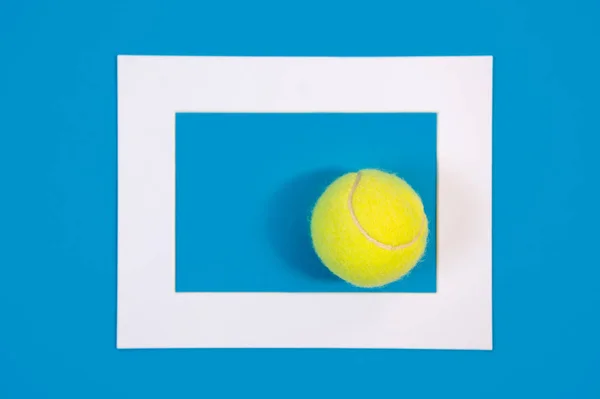 Grande bola de tênis no fundo quadra dura azul — Fotografia de Stock