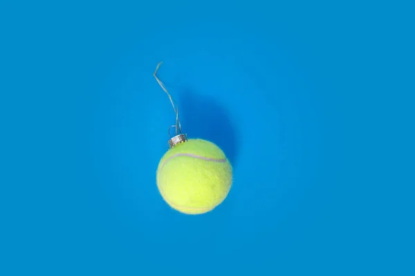 Tennis bal ornament over blauwe hardcourt achtergrond — Stockfoto