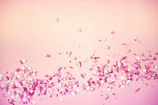 Salpicaduras de colores sobre un fondo rosa, vista superior con espacio para copiar — Foto de Stock