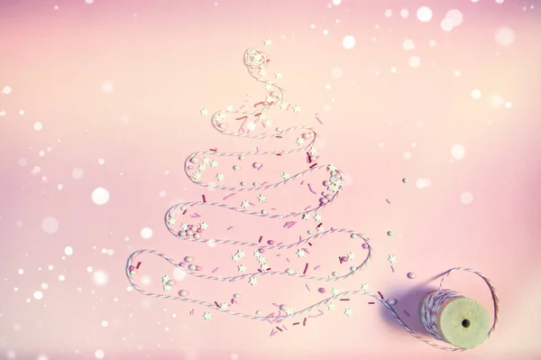 Kerstboom gemaakt met lint op pastel achtergrond. Ruimte kopiëren voor tekst, horizontaal — Stockfoto