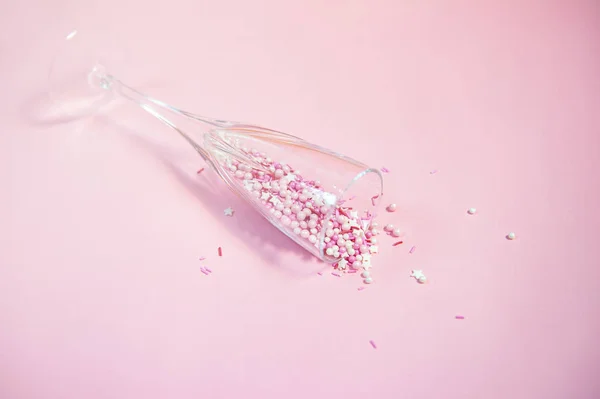 Kleurrijke snoep hagelslag in een Champagne glas — Stockfoto