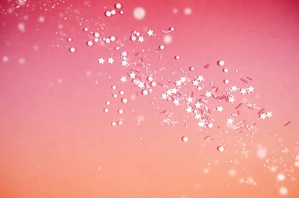 Bunte Streusel auf rosa Hintergrund, Draufsicht mit Kopierraum — Stockfoto