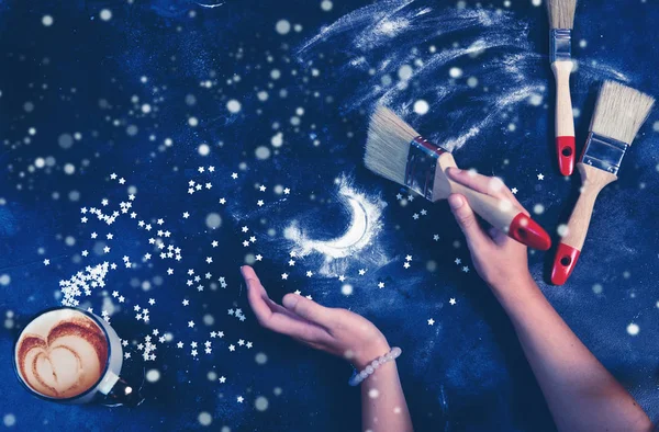 Cer de noapte și lună: compoziție din făină și bomboane stele — Fotografie, imagine de stoc