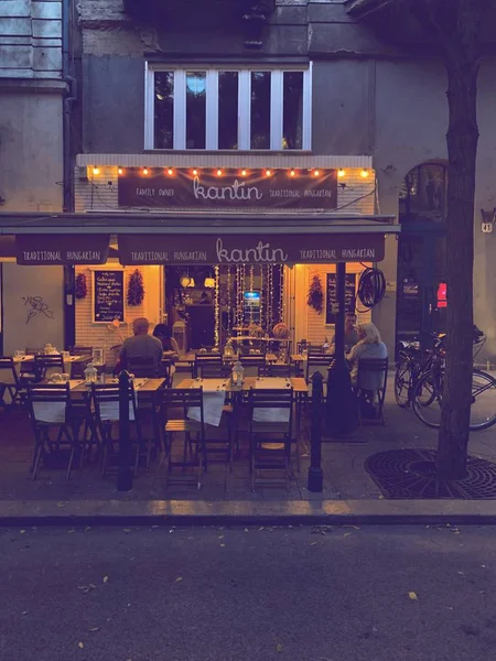 ハンガリーのブダペスト市内中心部にカラフルな赤いチェックのテーブルクロスを持つレストラン — ストック写真