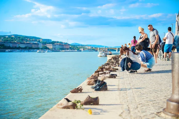 Sepatu di Danube, sebuah monumen untuk Yahudi Hungaria ditembak dalam perang dunia kedua — Stok Foto