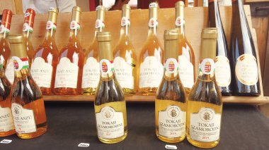 Tokaji Macar geleneksel şarap şişeleri. Tatlı beyaz şarap degustation.