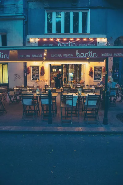 ハンガリーのブダペスト市内中心部にカラフルな赤いチェックのテーブルクロスを持つレストラン — ストック写真