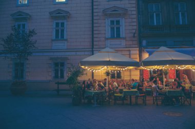 Macaristan'da Budapeşte şehir merkezinde renkli kırmızı kontrol masa örtüleri ile restoran