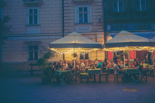 Restaurace s barevným červeným kontrolovaným ubrusy v centru Budapešti v Maďarsku — Stock fotografie