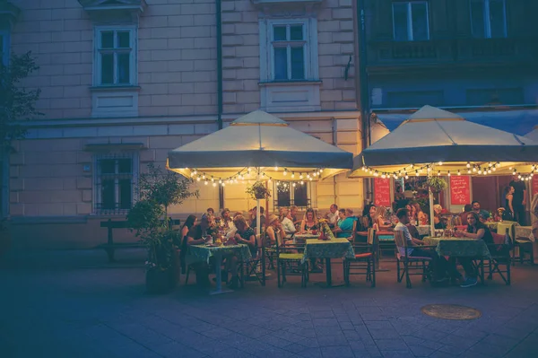 Restaurante con coloridos manteles rojos a cuadros en el centro de Budapest en Hungría — Foto de Stock