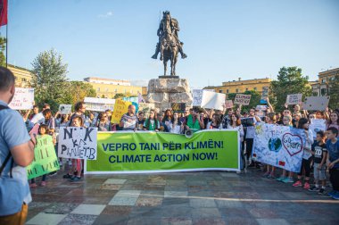 İklim değişikliği konusunda farkındalığı artırmak için cuma gösterileri