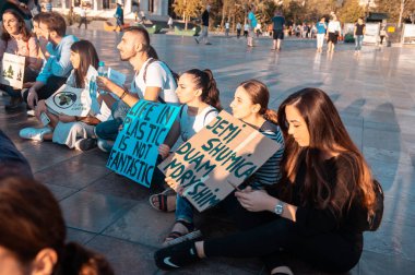 İklim değişikliği konusunda farkındalığı artırmak için cuma gösterileri