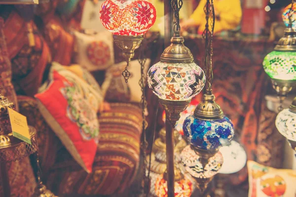 Традиційні арабські ліхтарі на ринку — стокове фото