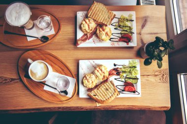 sahanda yumurta, tost, meyve suyu ve kahve Kahvaltı