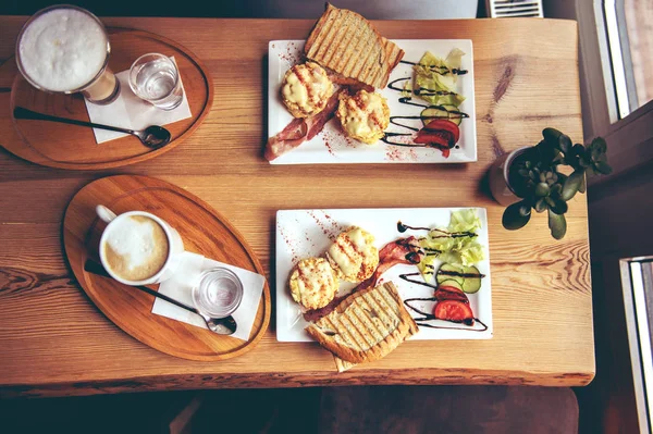 Ontbijt met roerei, toast, SAP en koffie — Stockfoto