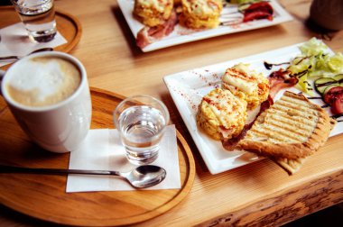sahanda yumurta, tost, meyve suyu ve kahve Kahvaltı