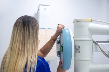 Klasik tavana monte x-ray sistemi ile bir hastane Er ameliyathanede X-Ray odası.