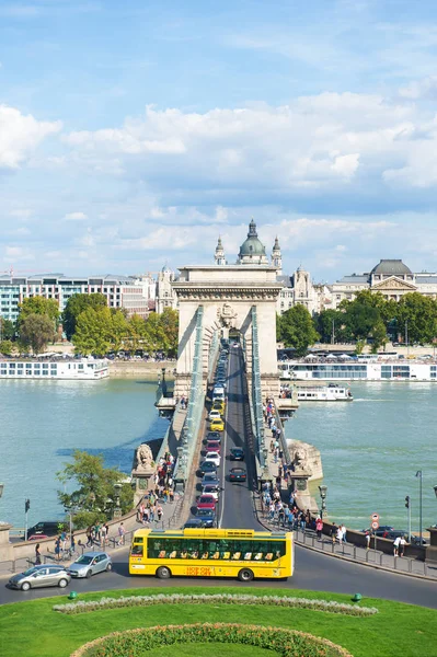 Вид на реку Дунай и Цепной мост, Будапешт, Венгрия — стоковое фото