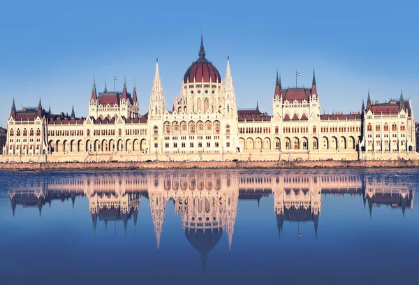 View of Hungarian Parliament building, Budapest, Hungary — стоковое фото