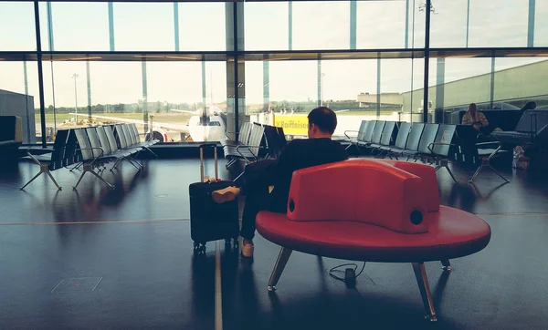 Wenen Schwechat, Oostenrijk forenzen op de Airport vertreklounge — Stockfoto